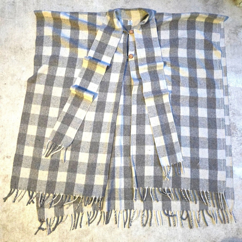 VTG Artesanias Mickey Cape Grey White Womens Buffalo Plaid‎ Scarf Tassel Fringe